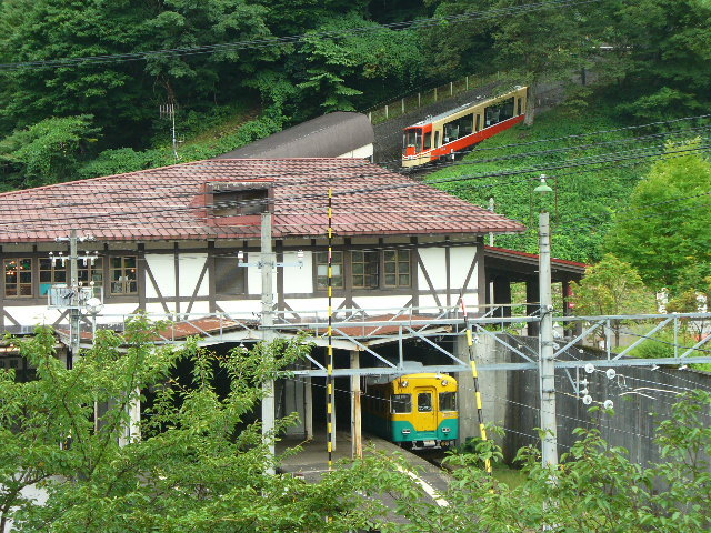 立山館客室から立山ケーブルカーや地鉄電車のコラボがみえます。