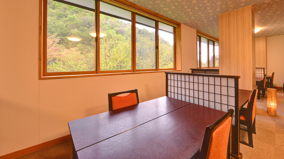 *お食事処/旬の恵みをたっぷりと味わいながら、松川渓谷の美しい景観に満たされるひと時を。