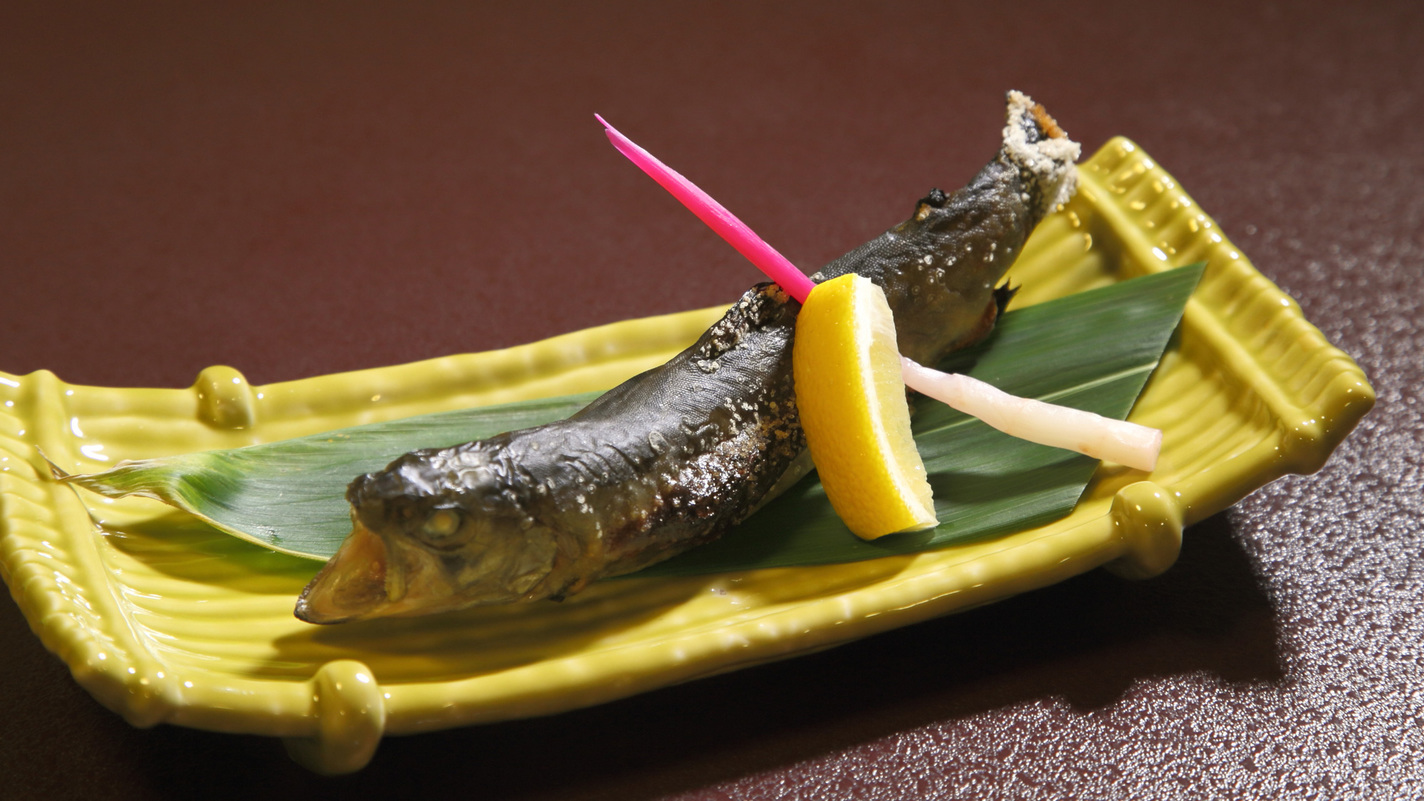 *お夕食一例：山の会席では川魚をご提供。頭から尻尾までお召し上がりいただけます。