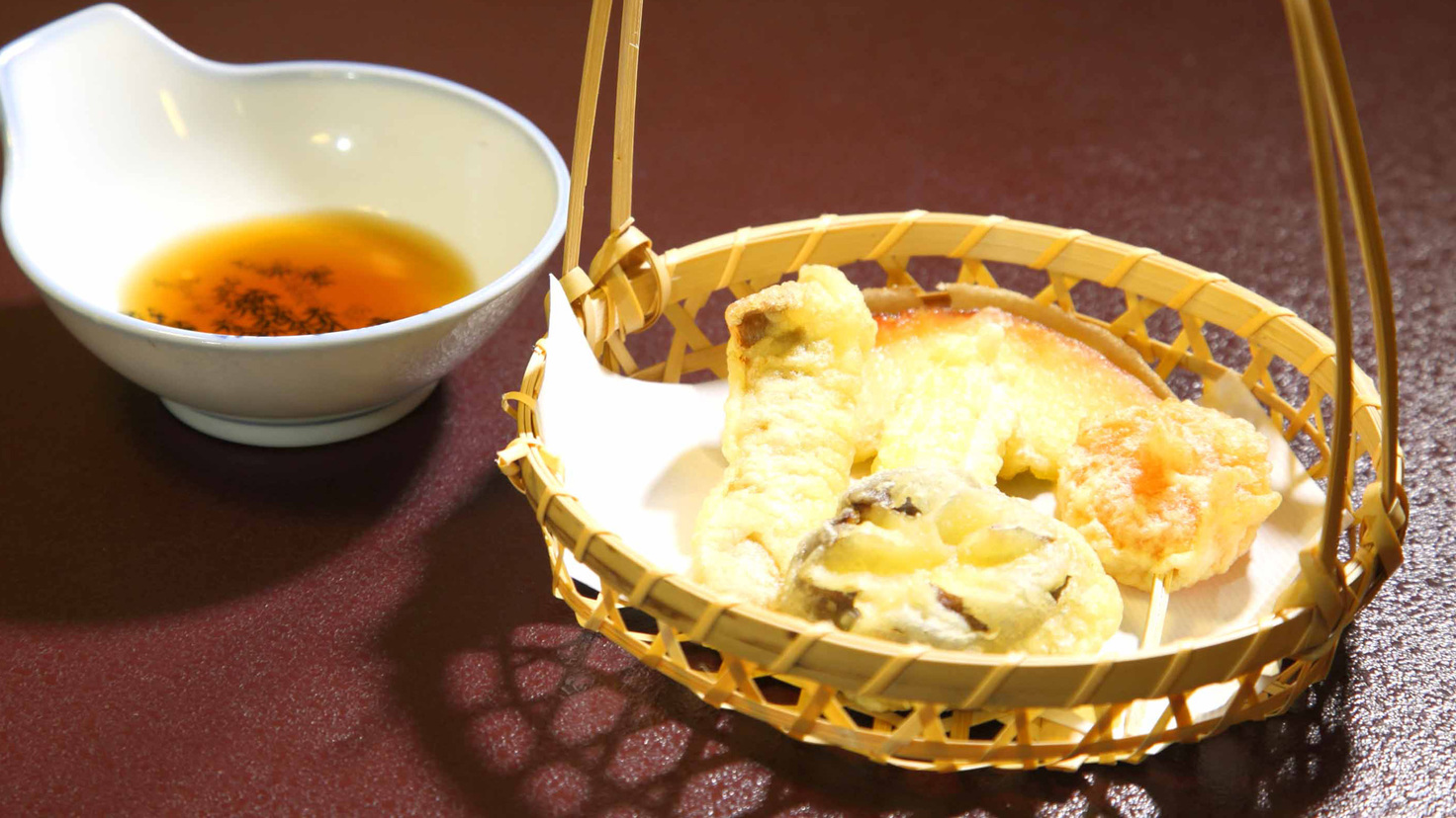 *お夕食一例：お野菜の天ぷらは季節によって内容がかわります。画像は甘みが増すりんごの天ぷら。