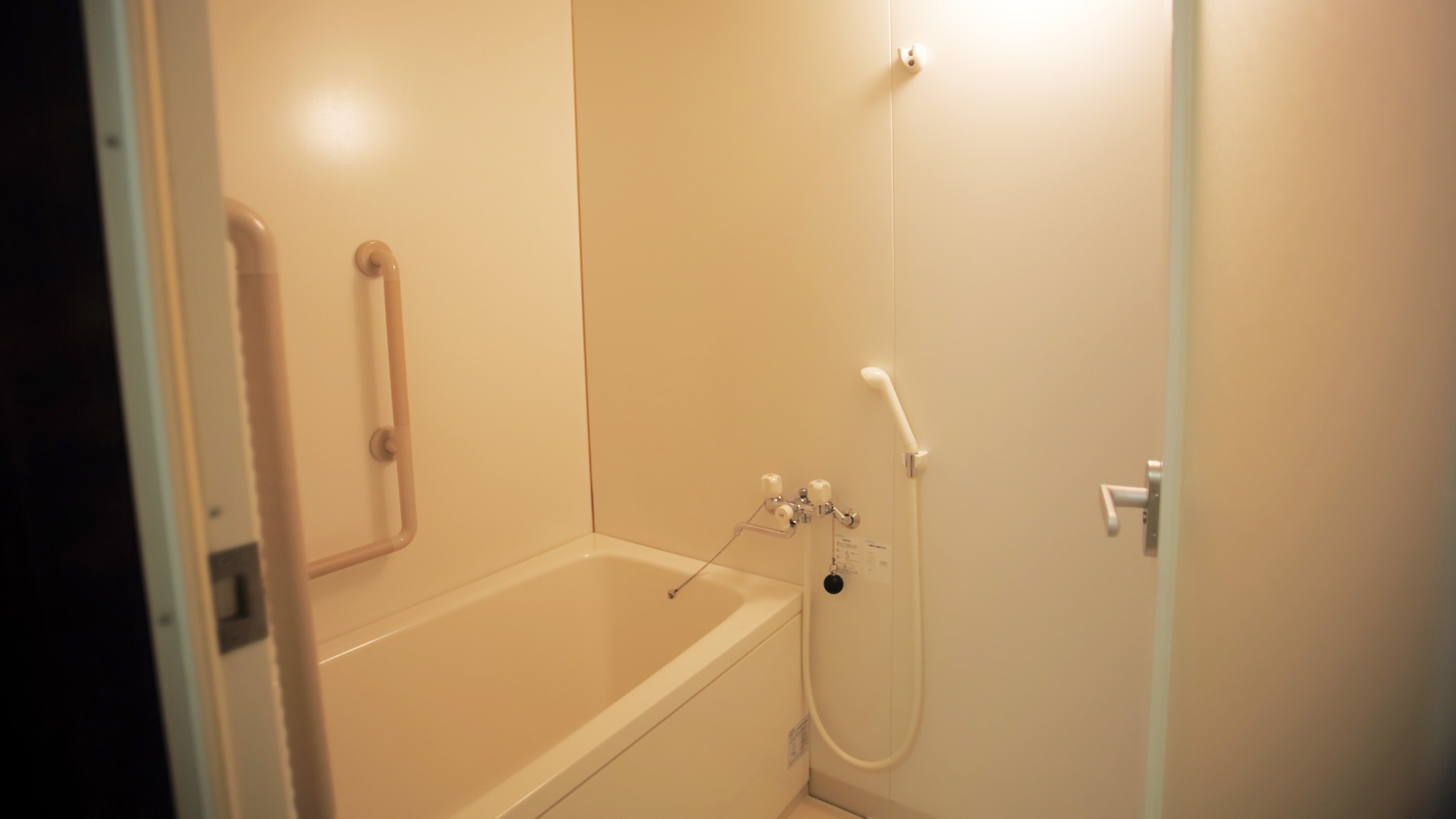 *新館和室(バス・トイレ付）新館のお部屋にはお風呂も備わっております。