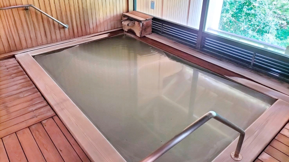 *大浴場／天候により色が５色に変化する源泉かけ流し天然温泉を堪能！