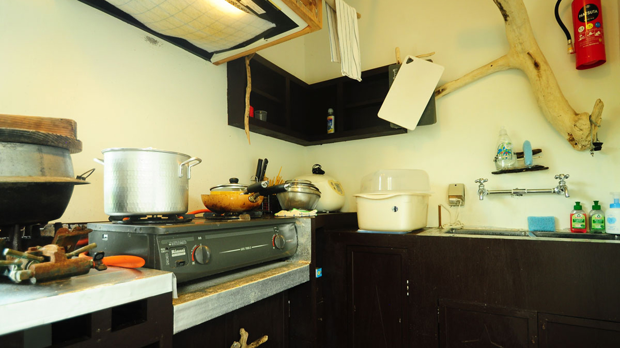 【キッチンスペース】炊飯器もありますが、かまどでご飯を炊くことができますよ
