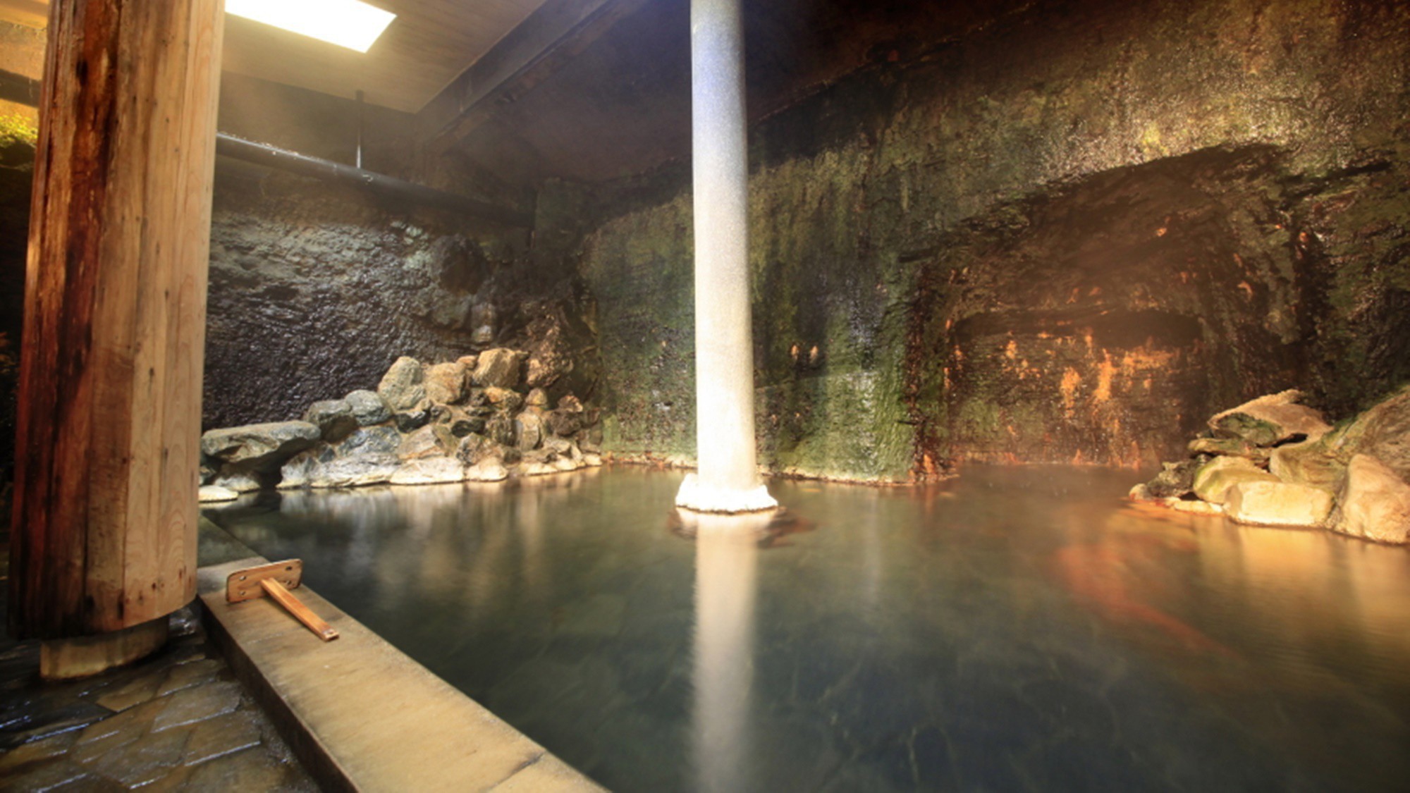 【洞窟風呂】塩原温泉の四百年の歴史がそこにあります。