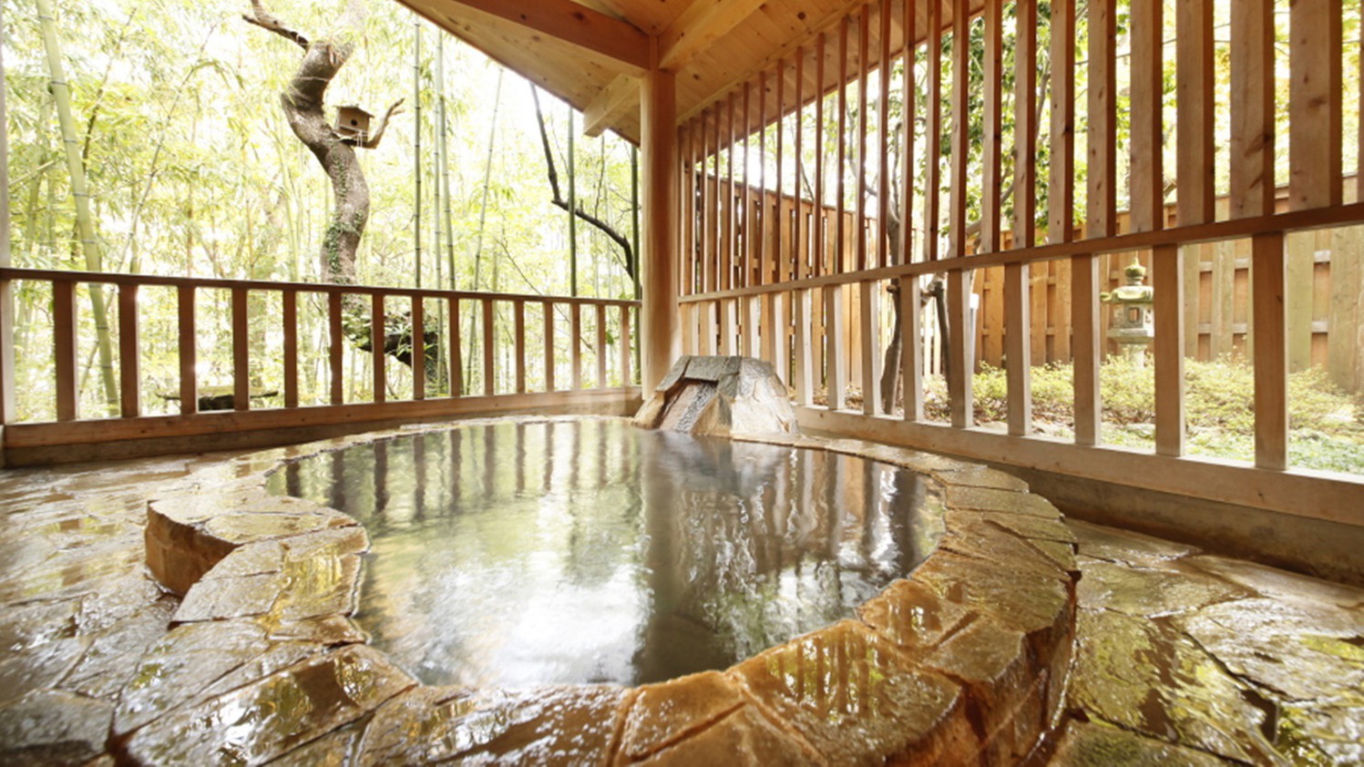 【露天風呂付特別室】露天風呂が備え付けてあるお部屋です。自然の景色をご堪能ください。