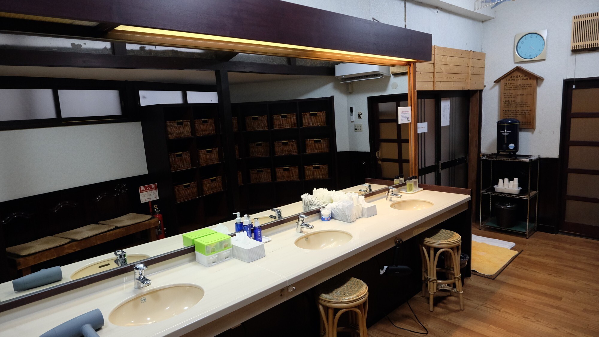 【洞窟風呂】脱衣所・パウダールーム