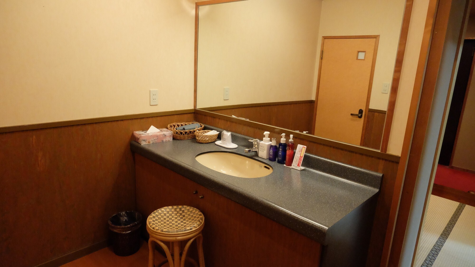 【露天風呂付き特別室】広々とした洗面台