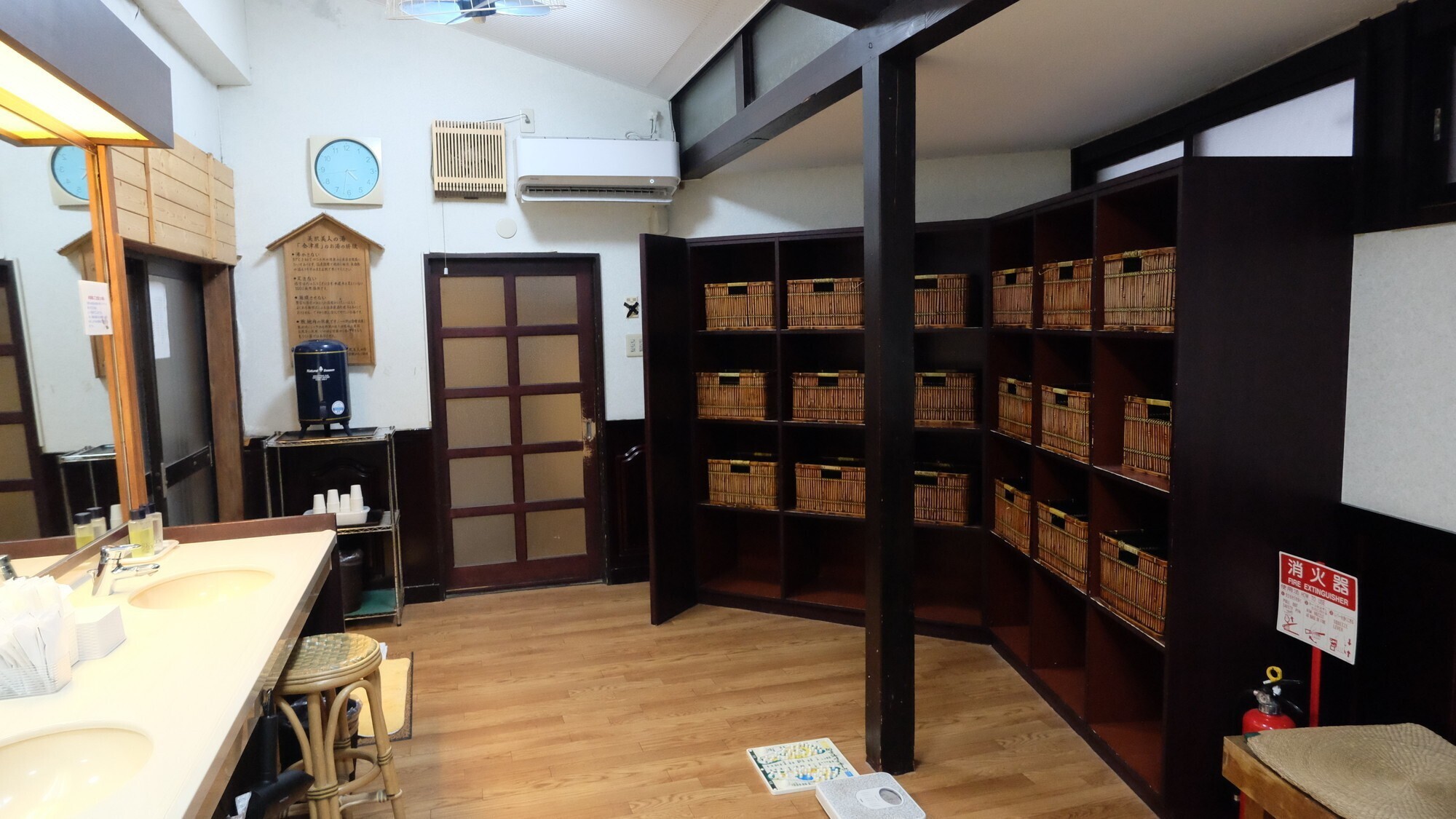 【洞窟風呂】脱衣所・パウダールーム