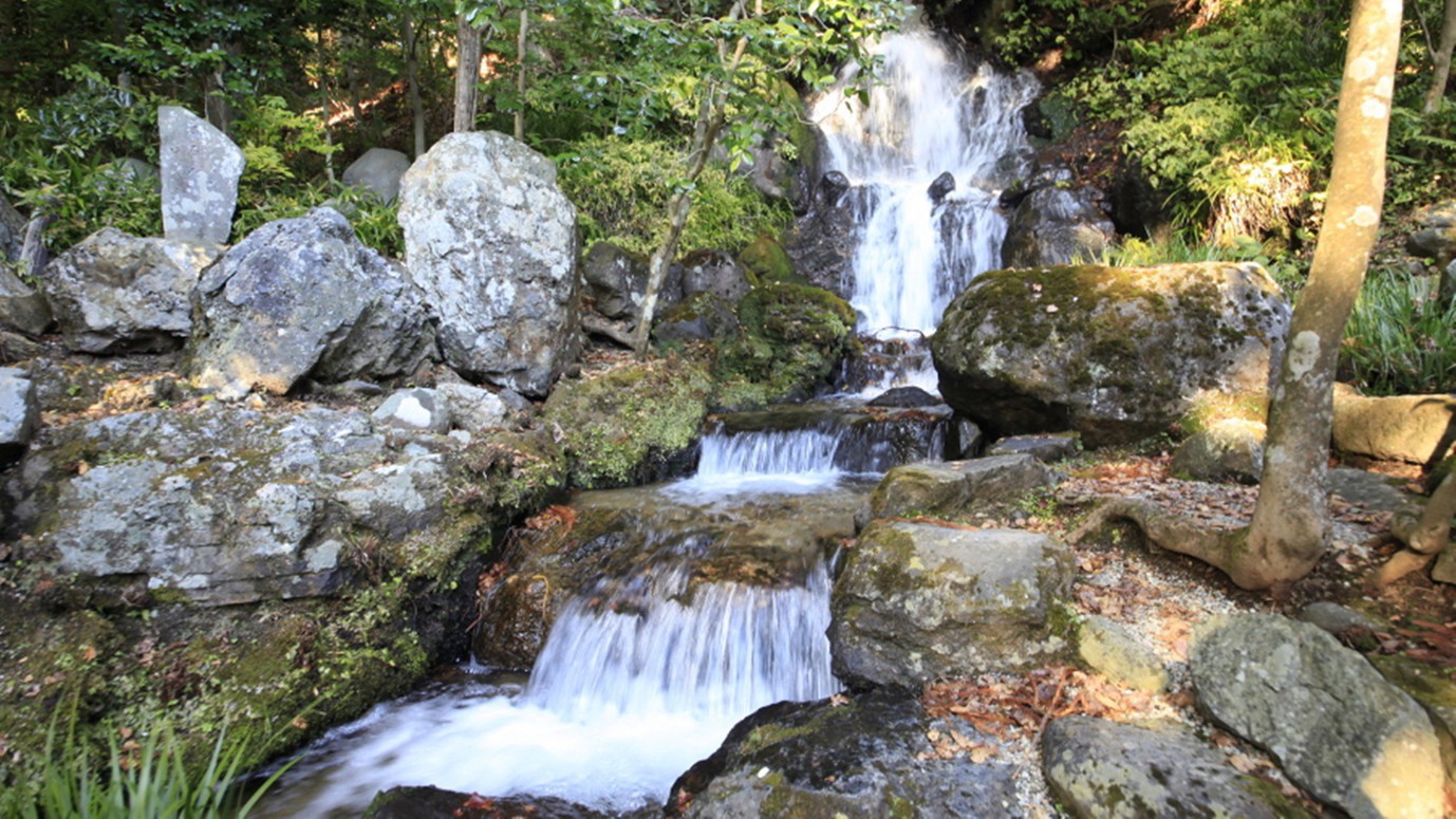 【塩原八幡宮】境内にはさかさ杉を育てた長寿の水として有名な湧水が滝となって流れ出ています。