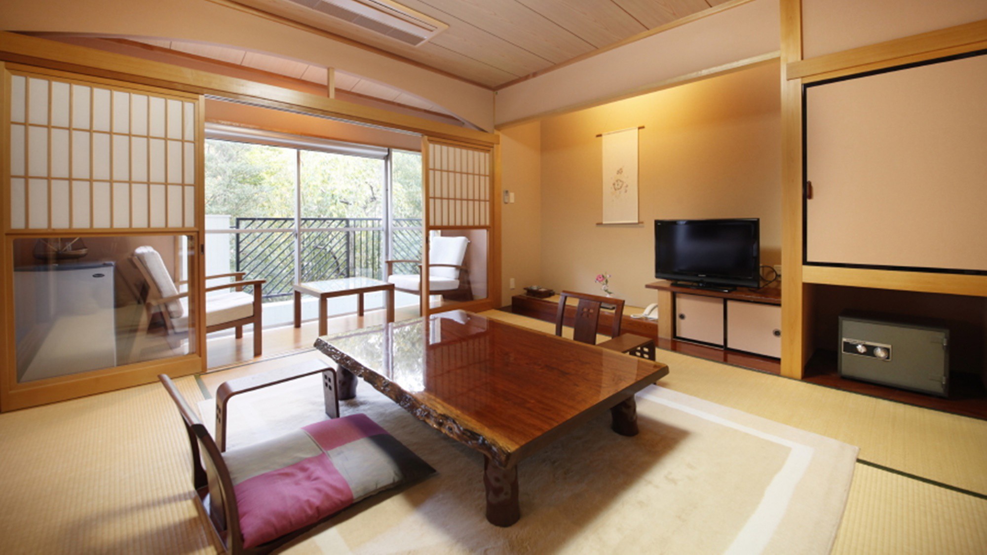 【モダン和洋室】ベッドを備えたお部屋になります。ゆったり過ごすことのできる特別室です。