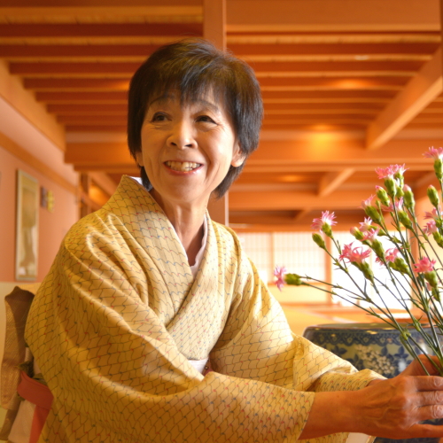 館内のお花はいつもスタッフが生けています♪