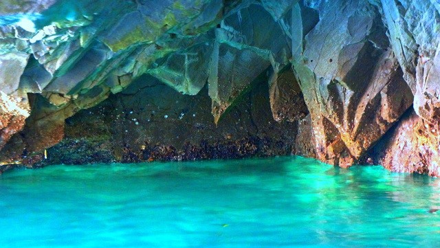浄土ヶ浜青の洞窟