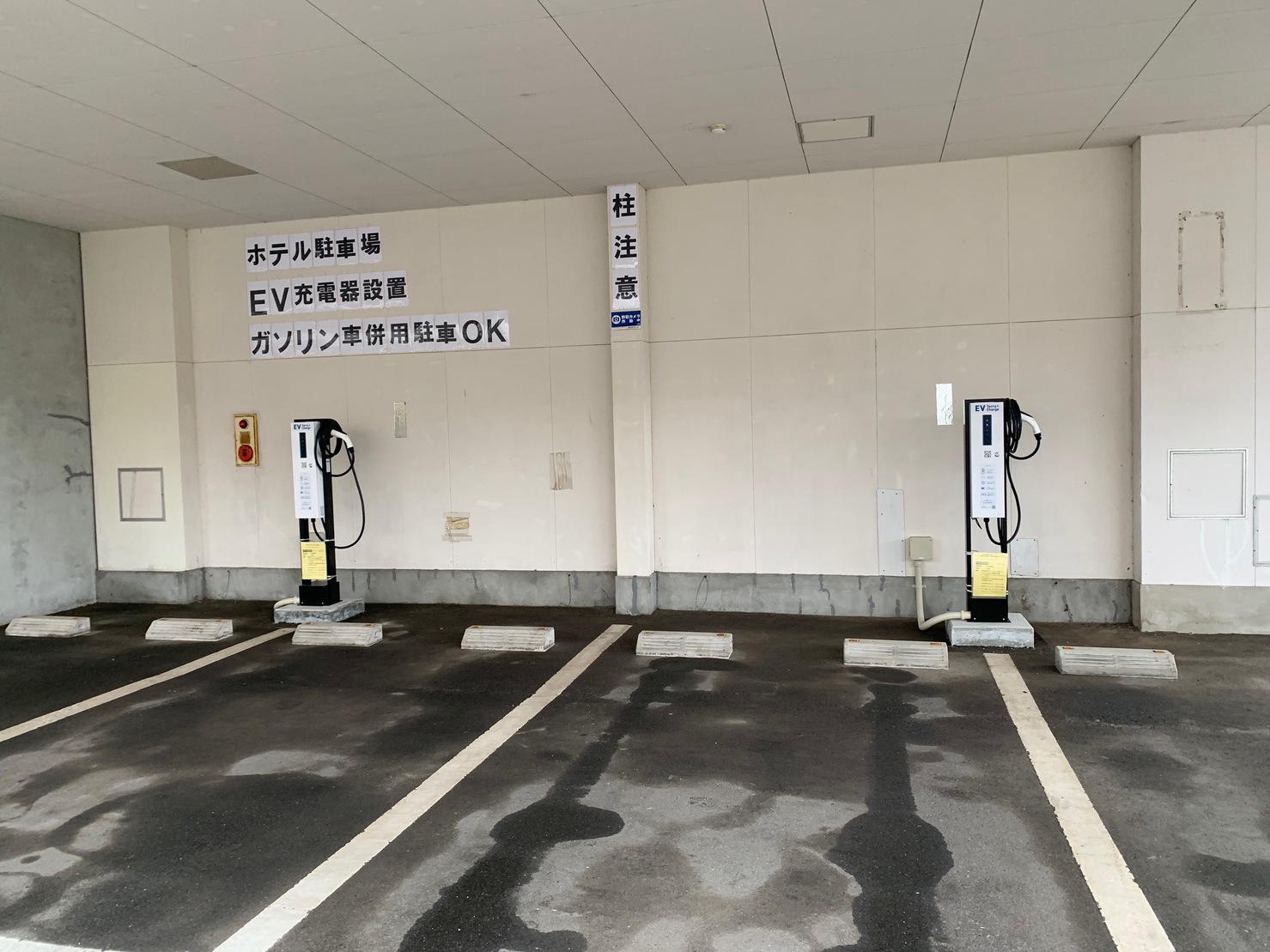 ＥＶ充電器2台設置ガソリン車併用駐車になっております。