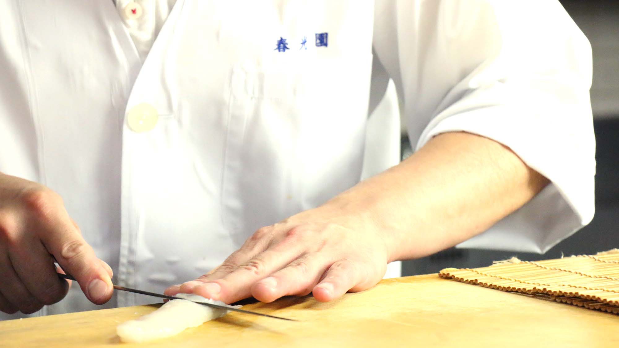 ＜フグの捌き＞少し厚めの切り方で一切れずつ味わって食べるのが臼杵流