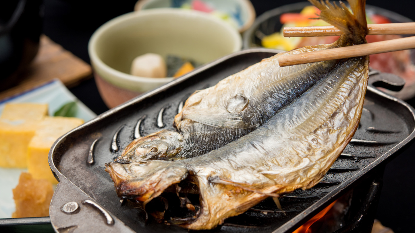 *【朝食（一例）】地アジの干物は、お席で焼きながらお召し上がりいただきます。