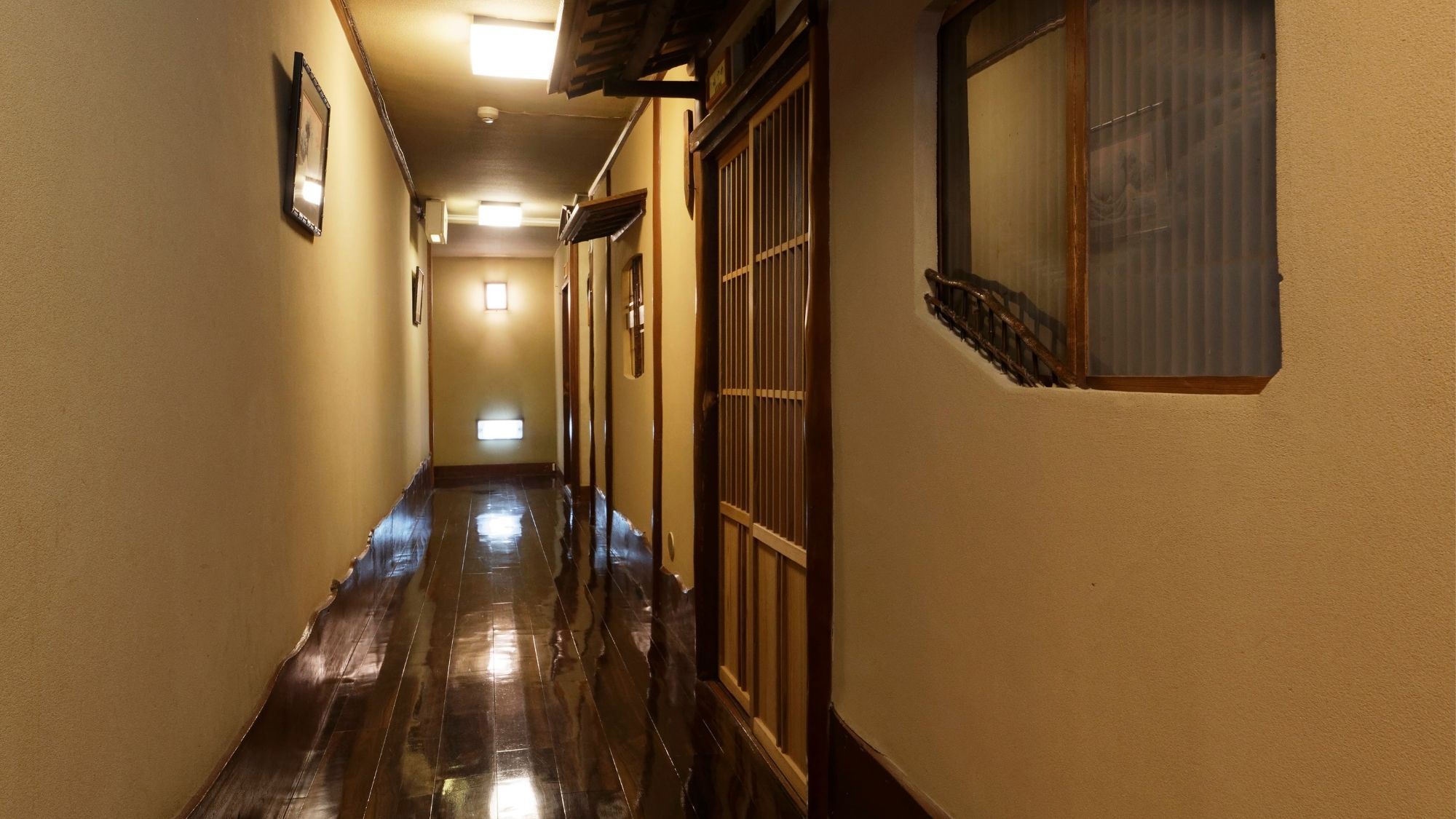 ２階3階客室前廊下（例）