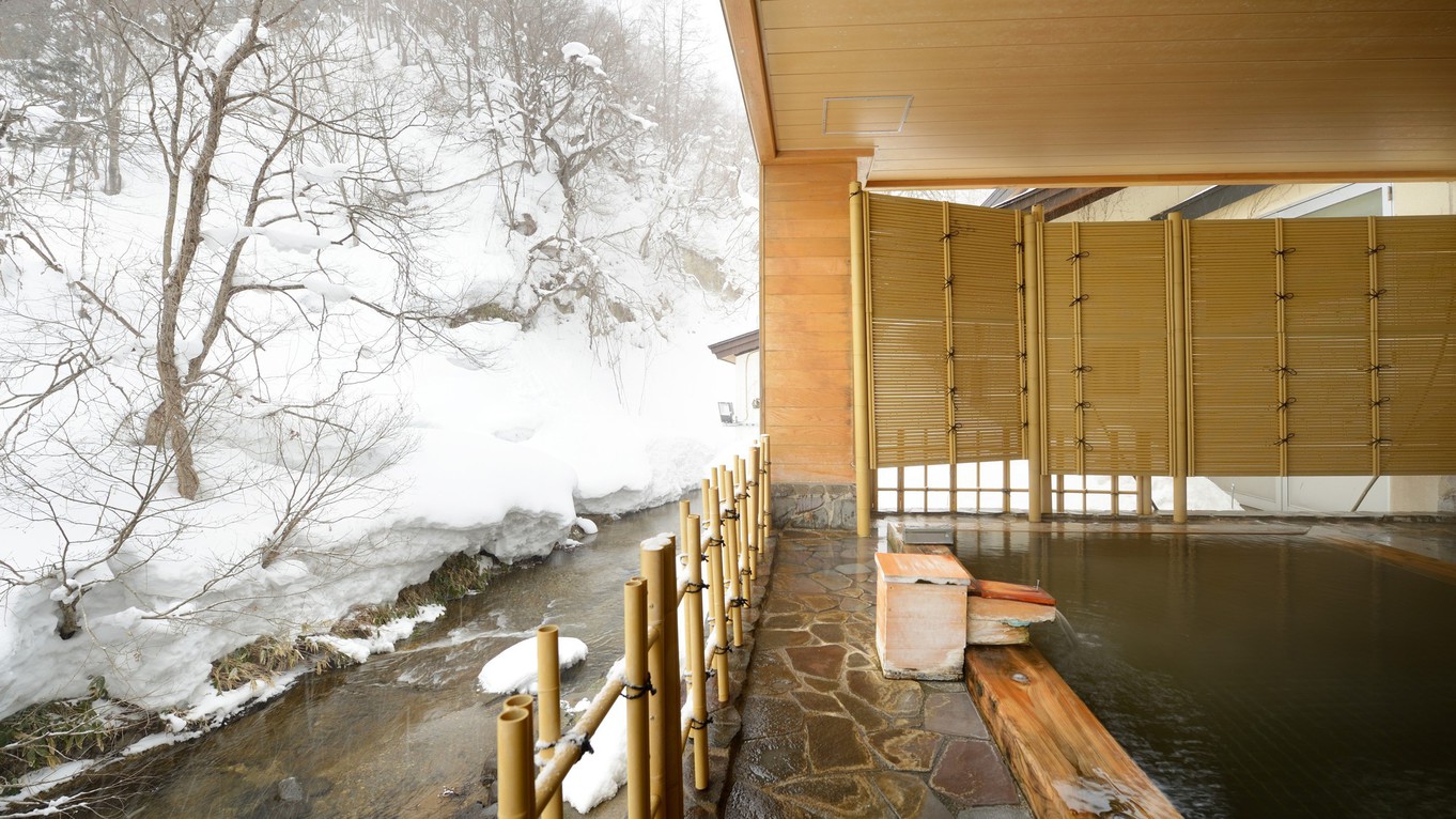 【女性露天風呂】周りを山で囲まれた当館ならではの雪見露天をお楽しみください。