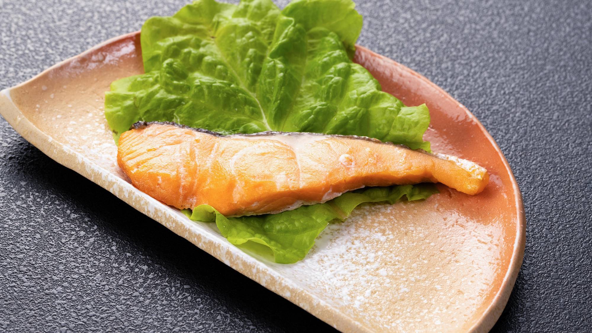【ご朝食一例】選べる5種のメイン料理…;鮭の塩焼き