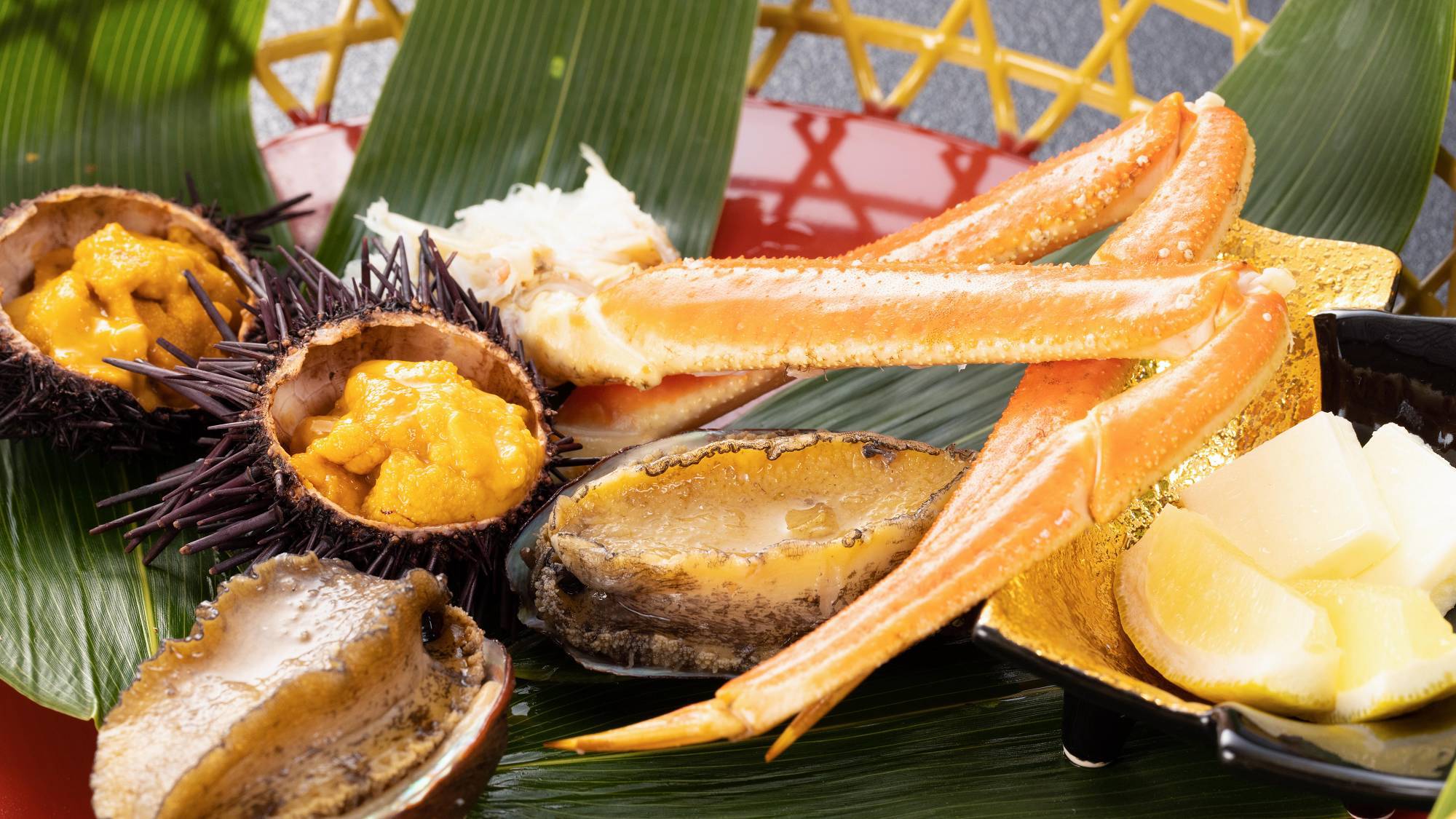 【ご夕食一例】グレードアップ会席…;蟹・鮑・うにの3種海鮮焼き