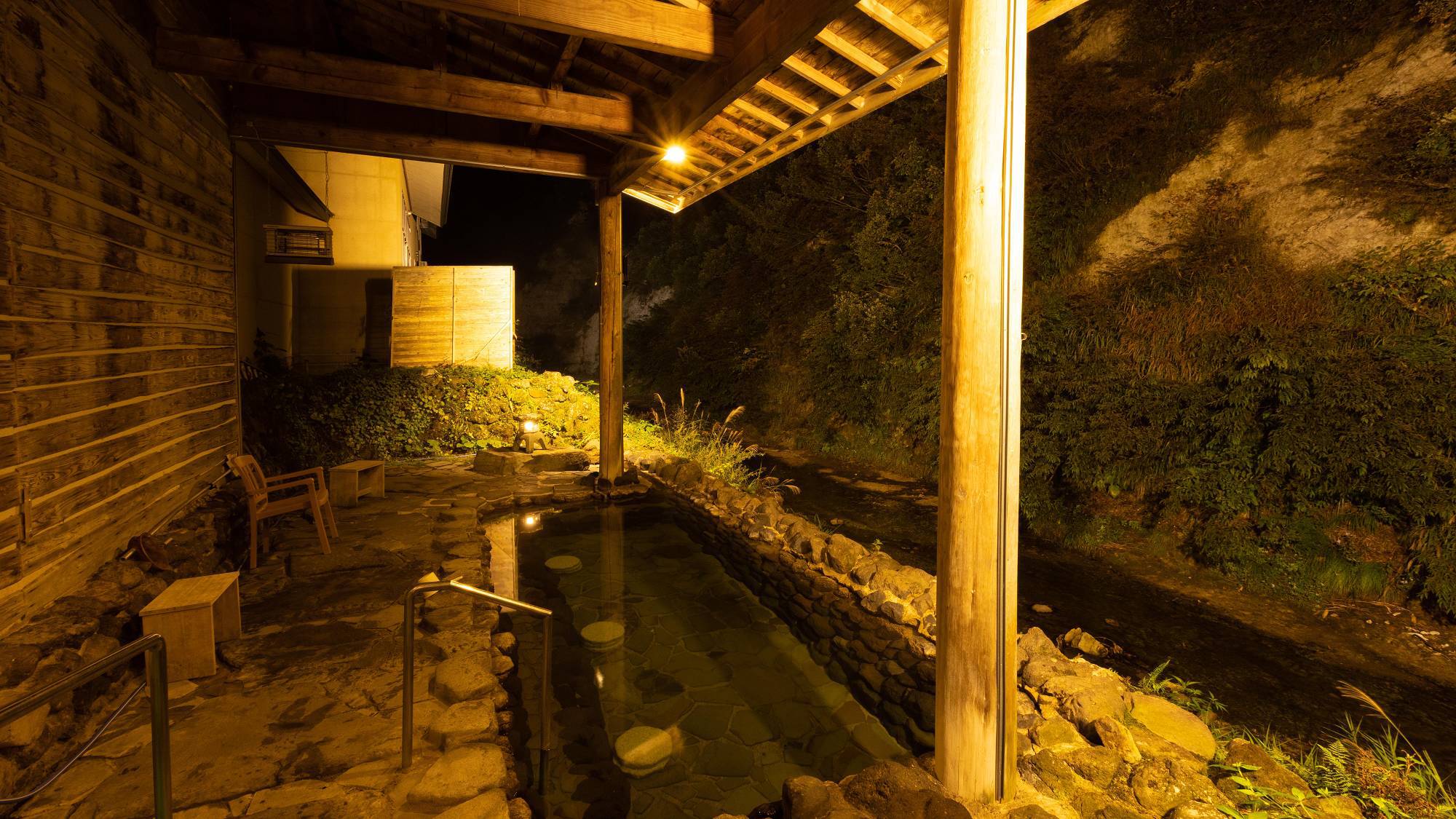 【男性露天風呂】自然に囲まれた当館ならでは。野趣あふれる造りが特徴です。
