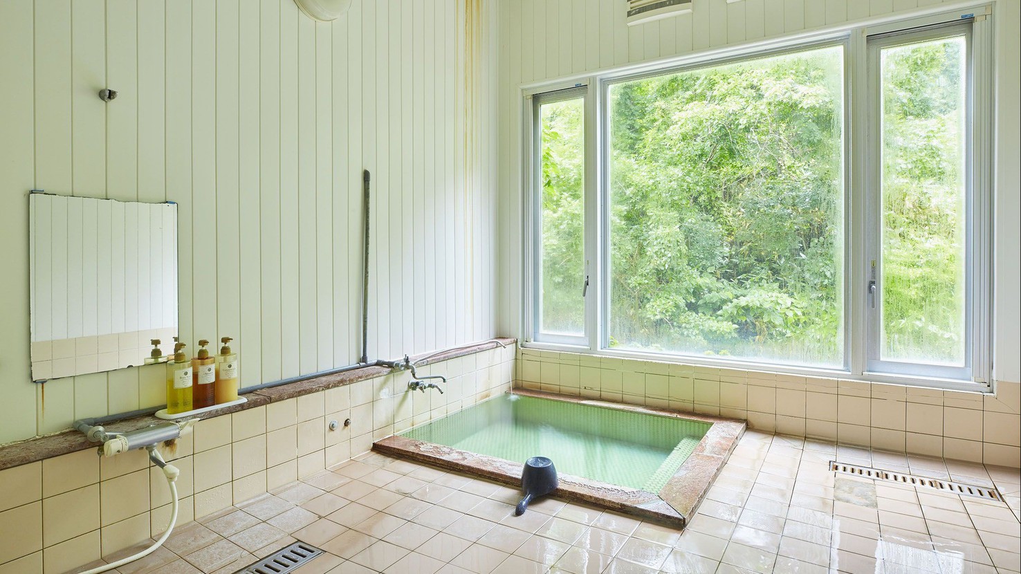 【貸切風呂】大きな窓が開放的。洗い場もある広々とした浴場です。