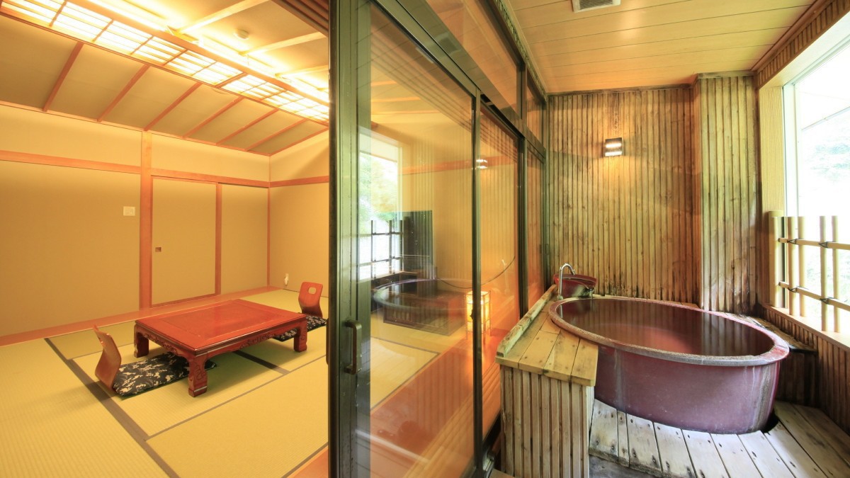 【客室一例】半露天風呂付き客室…;陶器製の浴槽が味わいあるお部屋です。もちろん源泉100％掛け流し！