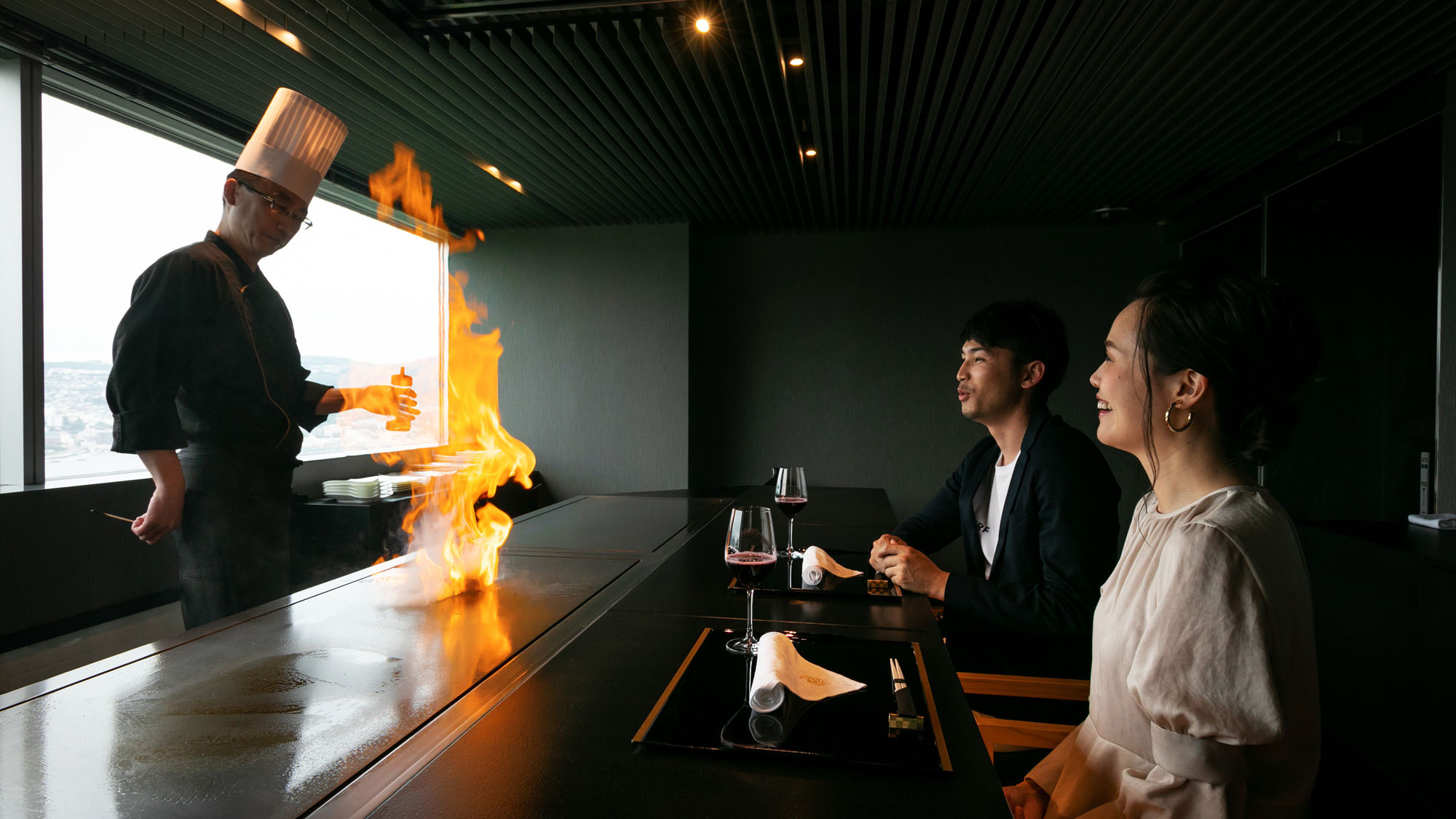 ライブ感溢れるシェフ熟練の手さばき。ダイナミックに焼きあげる音や香り、五感で愉しむ演出に心躍る