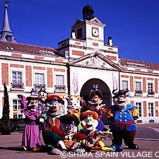 スペイン村まで30分：半額チケットプランもございます。