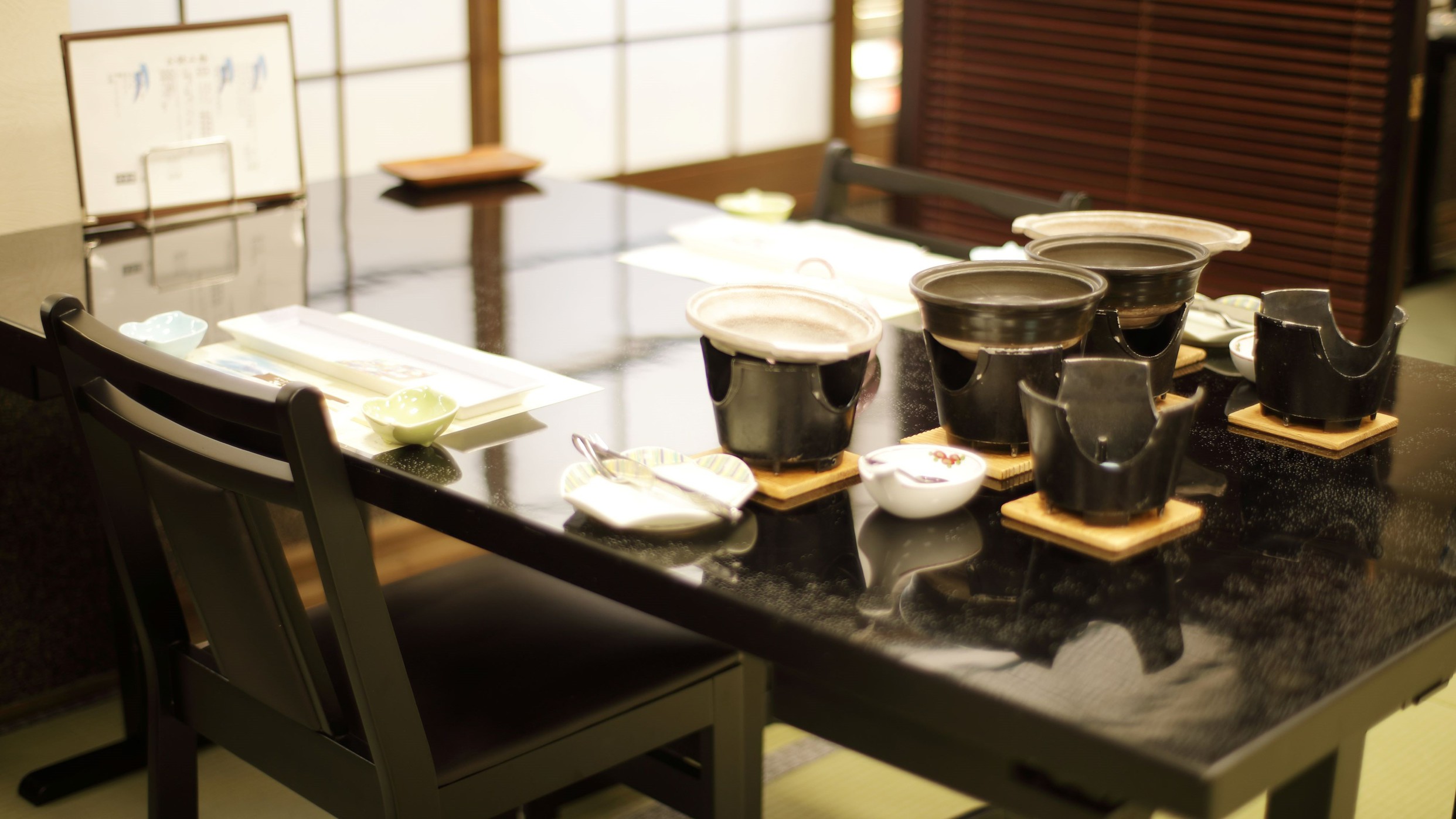お食事処夕・朝食ともにお食事処でのご提供となります。テーブル間は衝立で仕切られます。