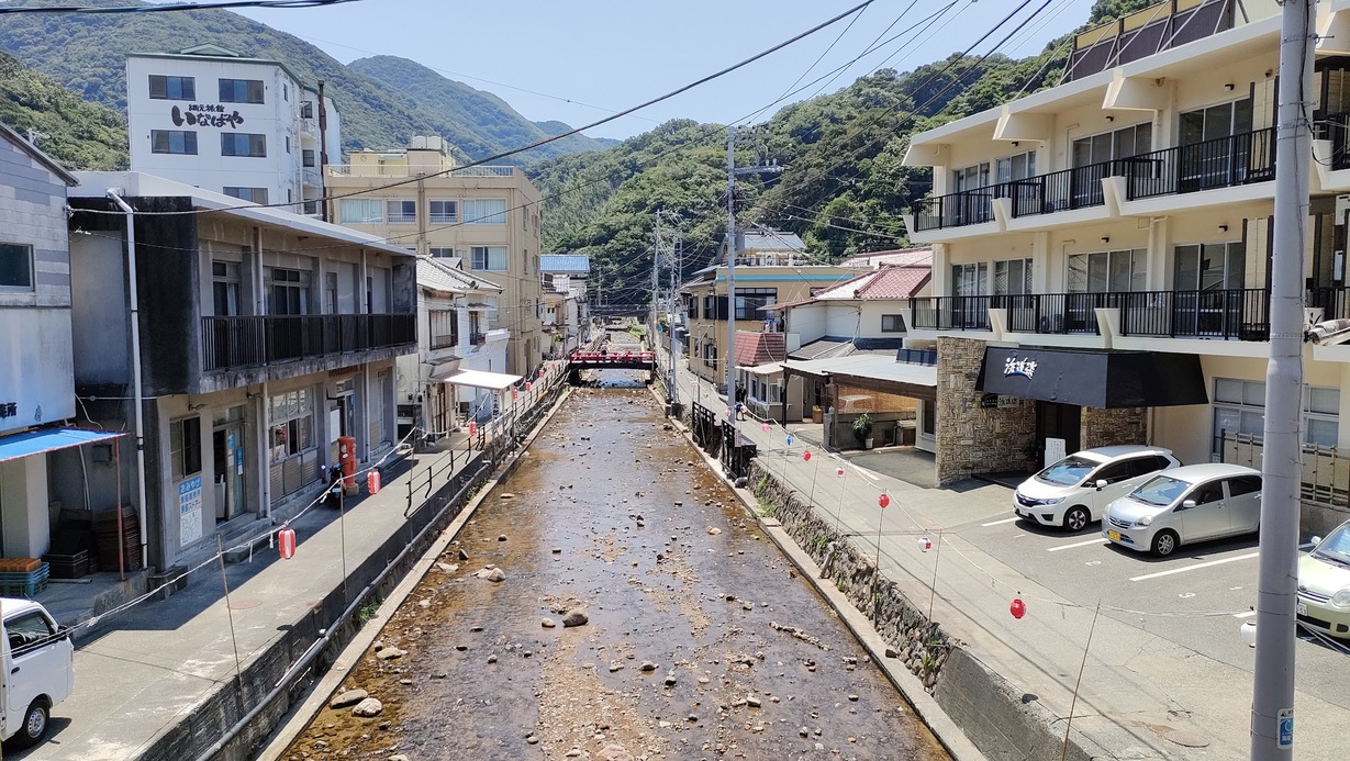 当館玄関前の風情ある川のある風景。夏は夜になると提灯が照らされます