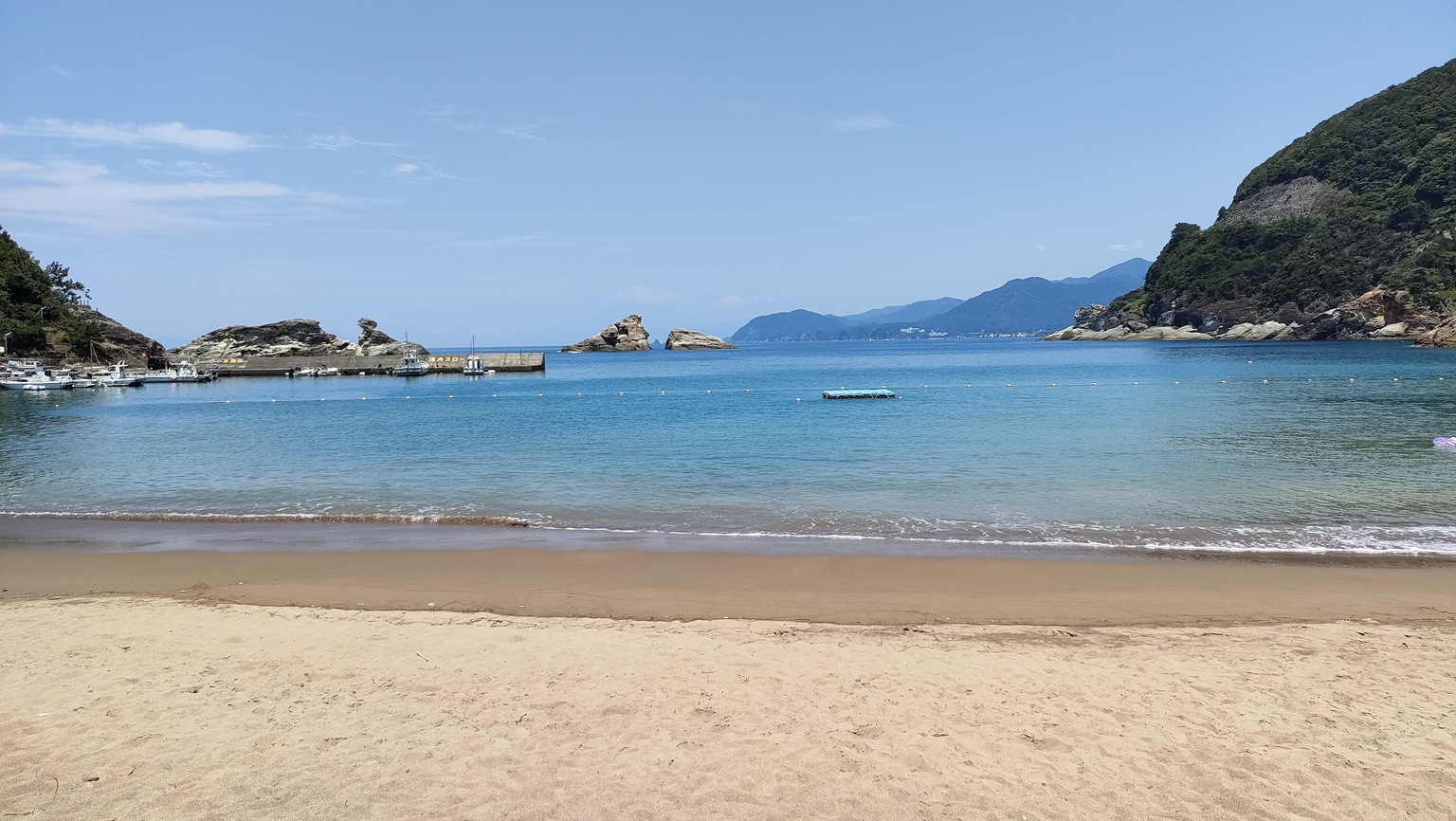 夏の雲見海水浴場。海水浴日和ですね。