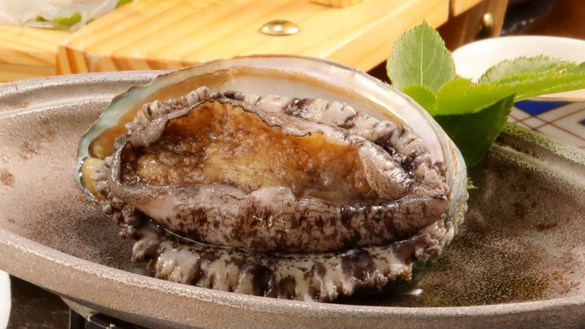肉厚ジューシーなアワビの踊り焼き｜活きているアワビだからこその調理方法！
