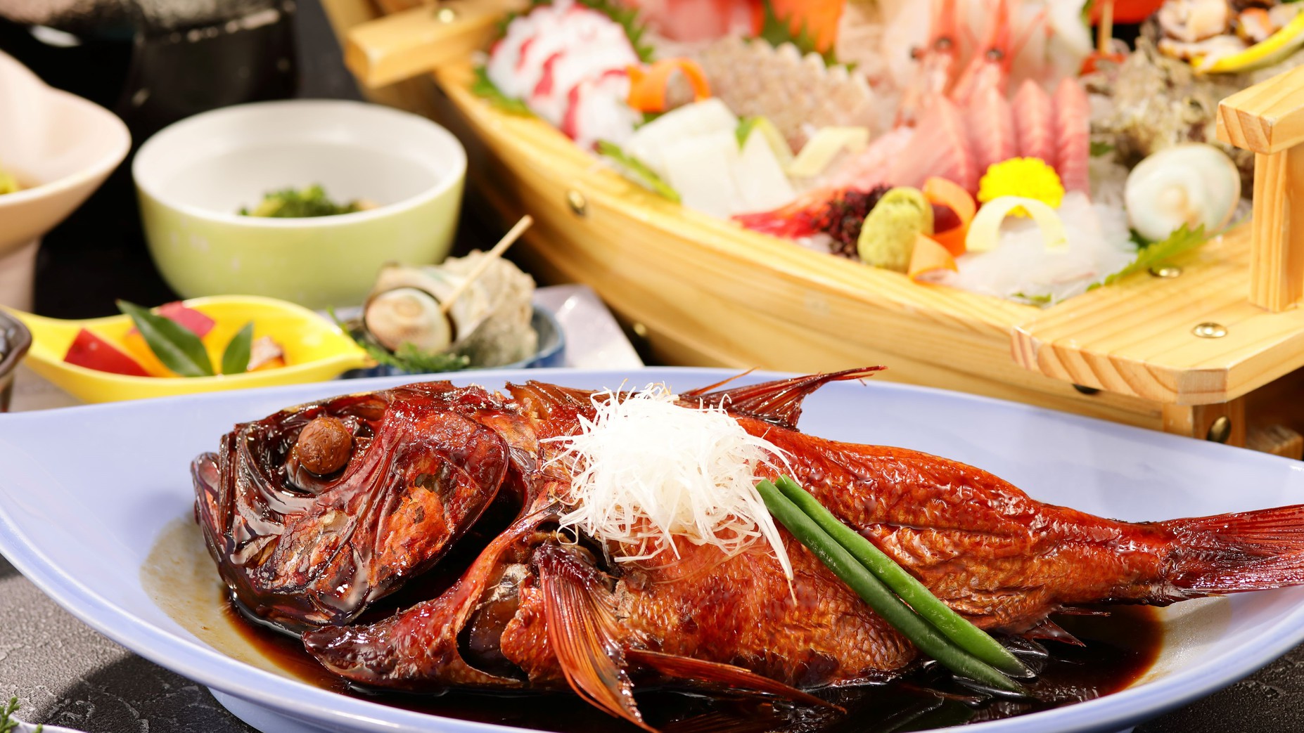 夕食一例自家製のタレでふわっふわに煮込んだ金目鯛丸煮。当館自慢の一品です。