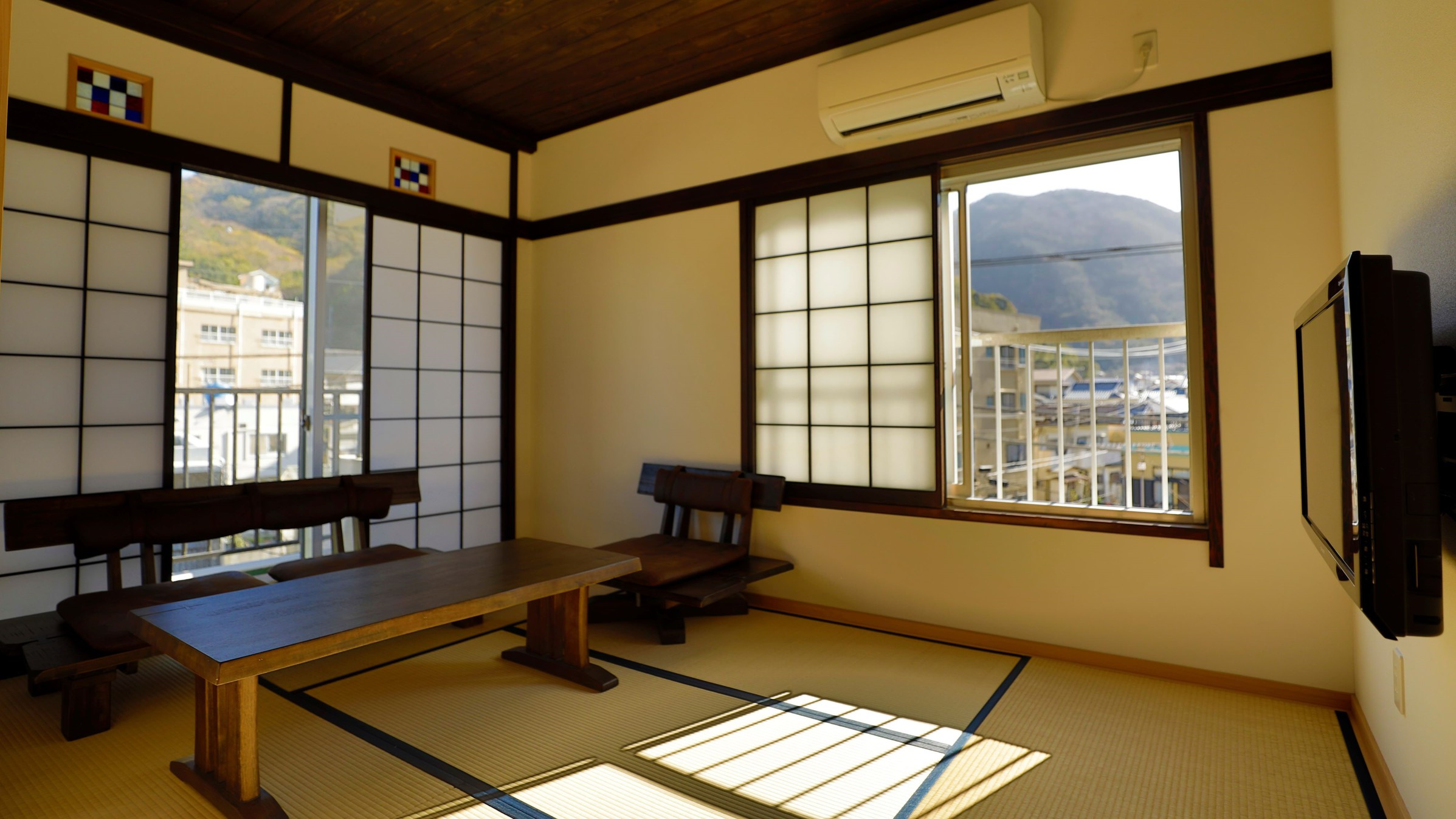 2021年新装の和洋室和室からは山景色をお愉しみいただけます。