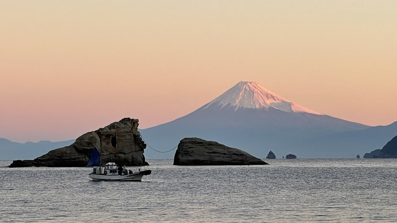 朝焼けの富士山。当館より徒歩30秒の雲見海岸からの景色。