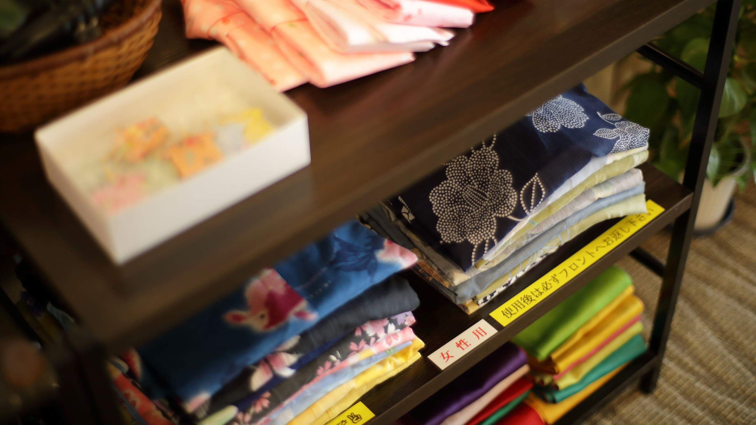 女性のお客様は色浴衣を無料でご利用いただけます。