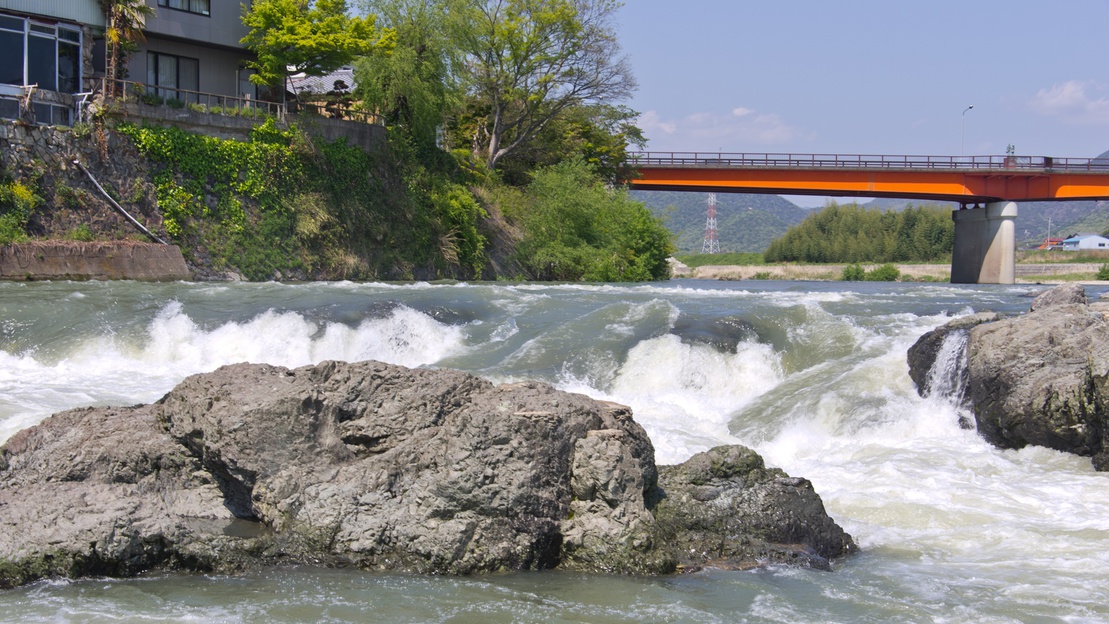 *闘竜灘：加古川の川底いっぱいに広がる奇岩、怪岩が織り成す風景