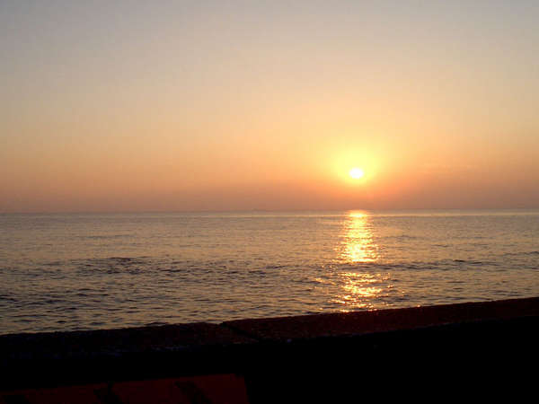 金谷港から眺める夕日は絶景です。夕暮時にお散歩なんていかがですか？