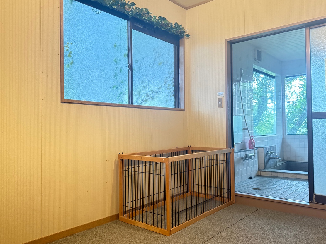 脱衣所にはワンちゃん用のサークルをご用意