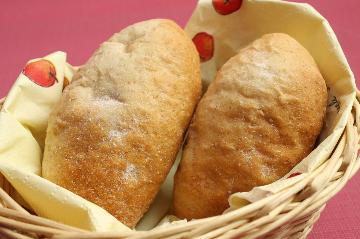 手づくりのライ麦パン。もちもちでおいしいと評判です♪