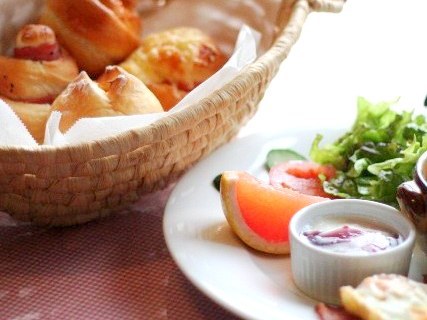 朝ごはんには粉から仕込む焼きたてパン