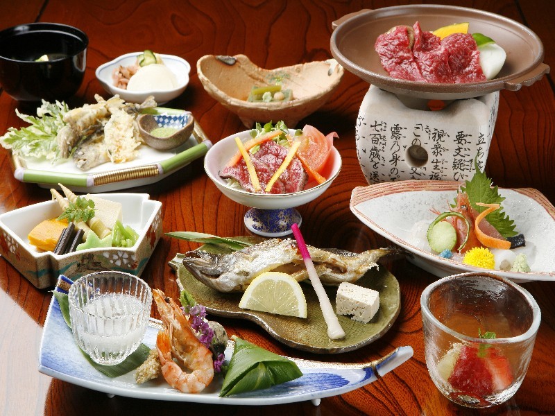 四季折々の旬の味覚にこだわった自慢の会席料理