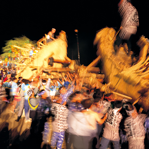 【横】送り盆まつり 8月15・16日開催。先祖を供養する夏の伝統行事。屋形舟のぶつけ合いが見物