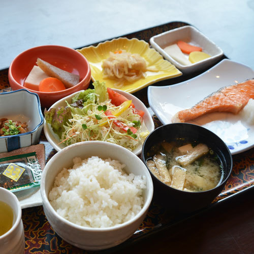 和朝食。徳島県産のコシヒカリはおかわり自由！