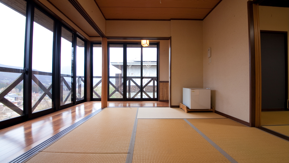 【離れ和室(6畳+8畳)・一例】名峰由布岳の眺望が素晴らしい、開放感たっぷりのお部屋