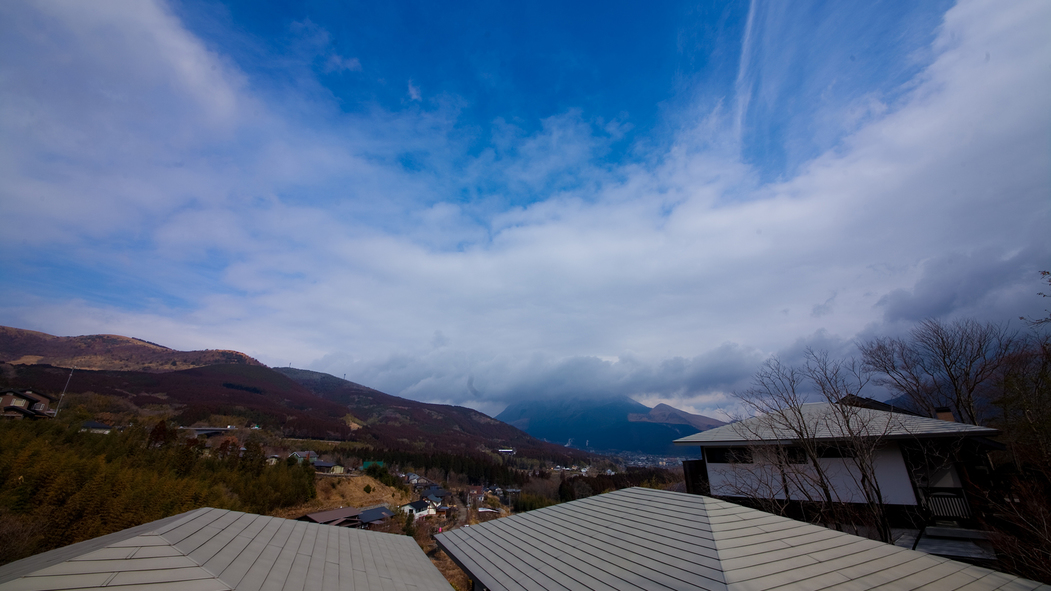 【施設内からの景色】天気が良い日は由布岳が凛とした表情でお出迎えいたします。