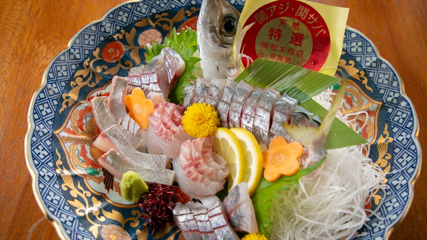 【夕食・関アジ姿造り】地元大分で揚がった新鮮な魚介を、一番おいしくいただける方法でご提供します。