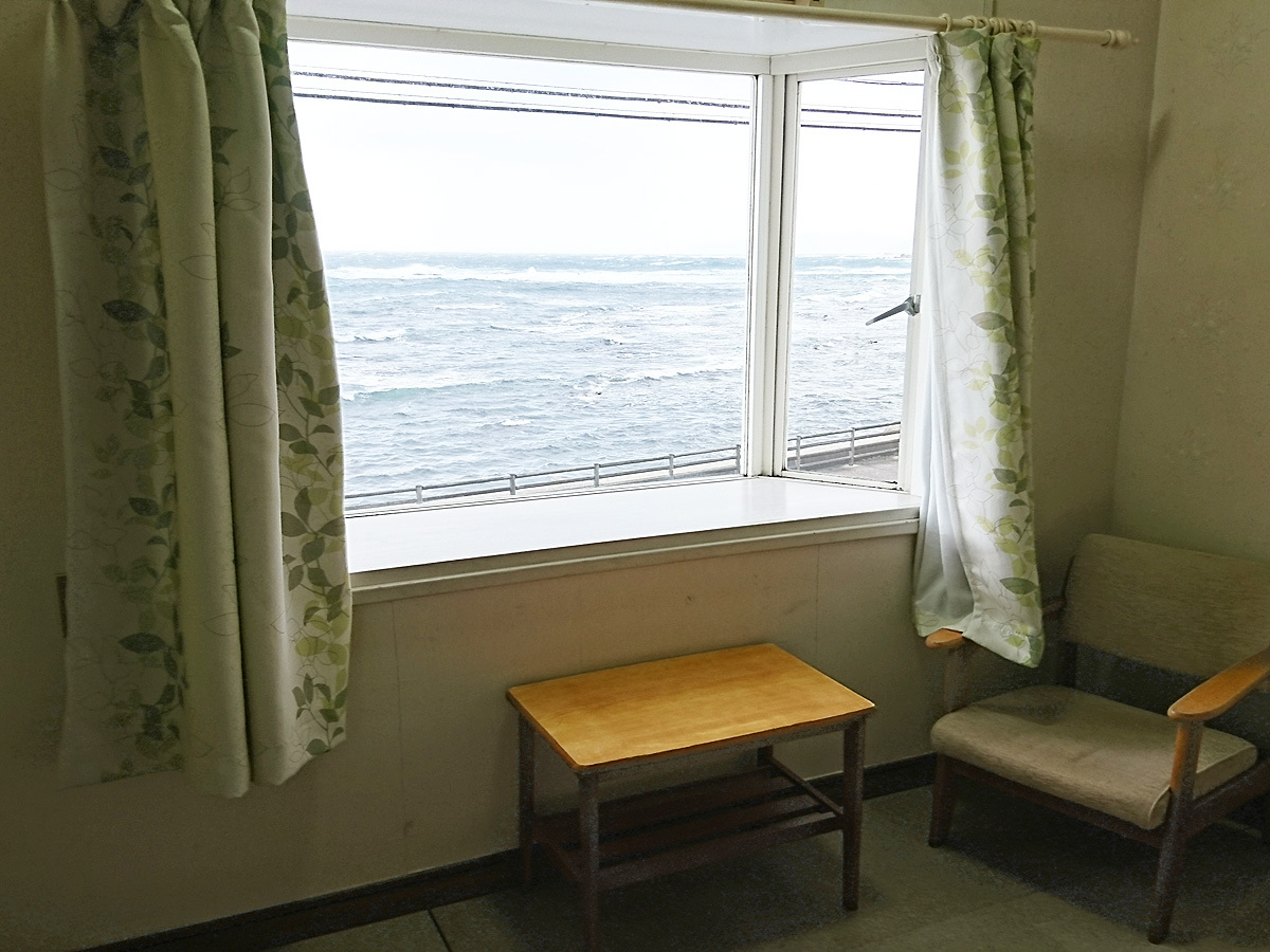 客室の窓側です海が見えます