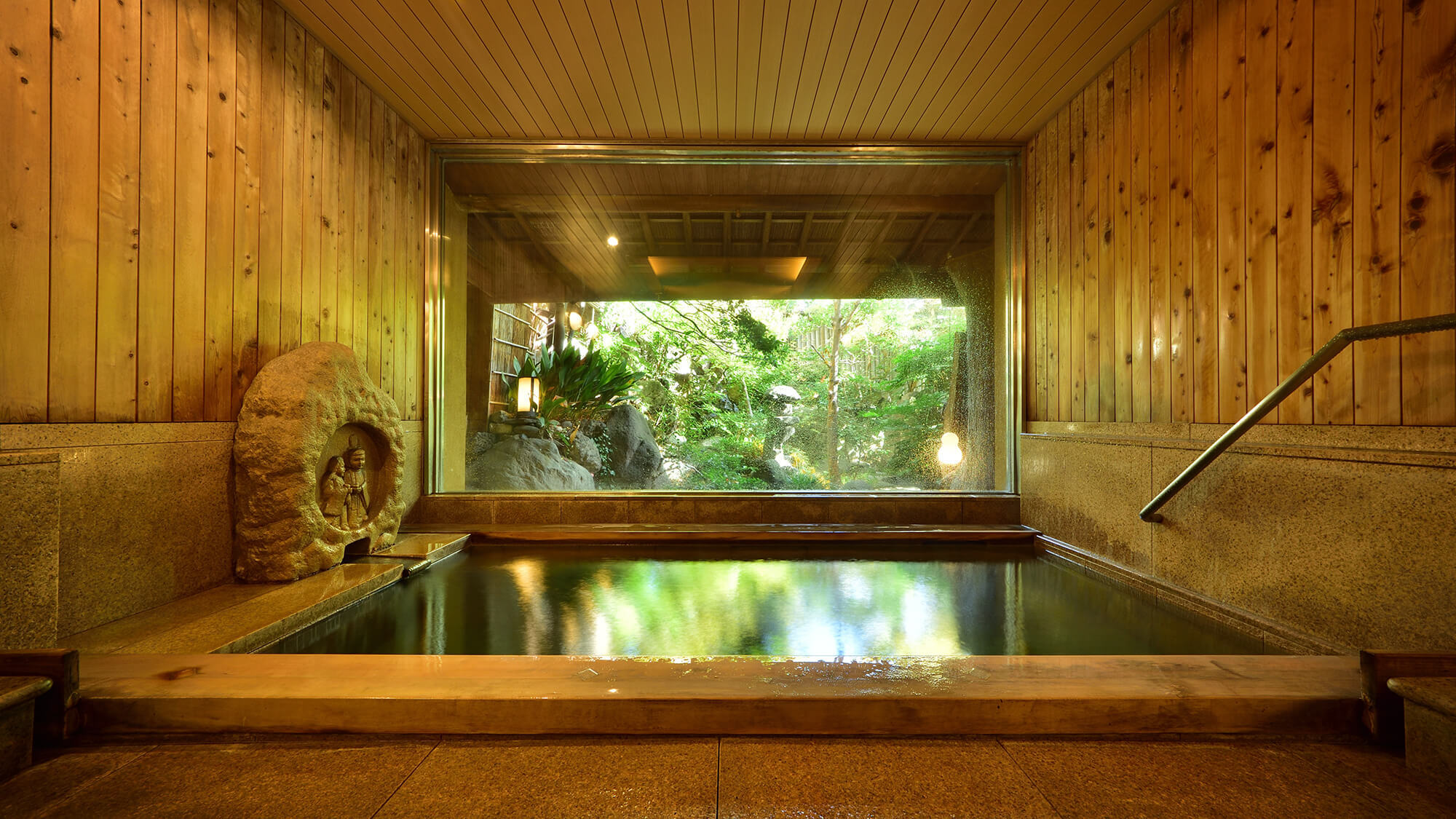 【月待ちの湯】木造りの大浴場