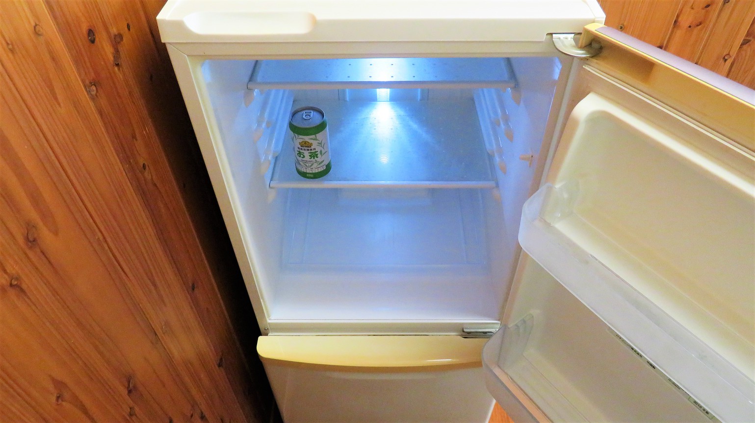 冷凍・冷蔵庫（中のお茶は無料です。氷はコンピニ等でお買い求めください）